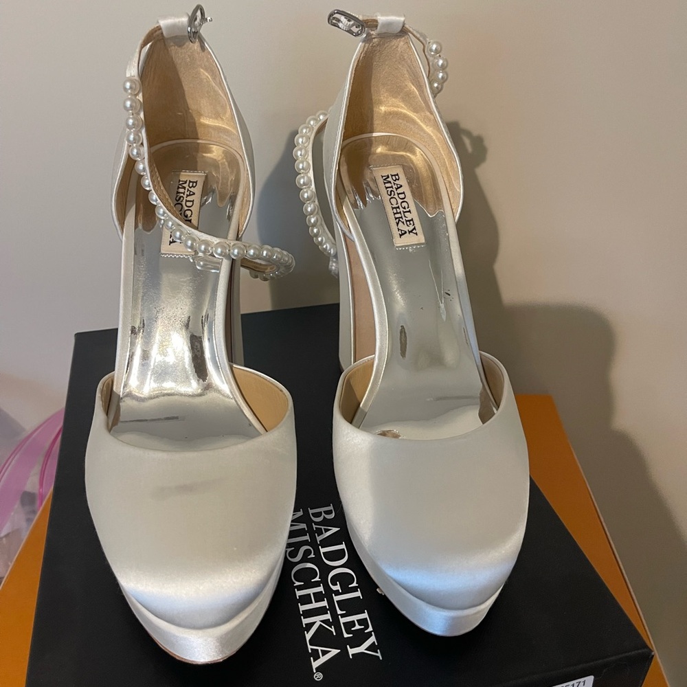 Badgley Mischka Felixa Satin Pearl